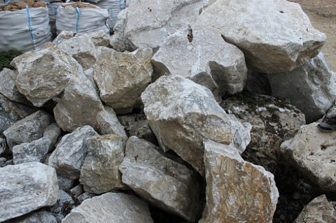 Kamenclub.ru: Мраморизированный известняк фр. 100-500 мм.  купить в Казани известняк серый белый темно-серый сероватый валун природного образования окатанный 10500 руб/т   фото КАМЕНЬ КЛУБ