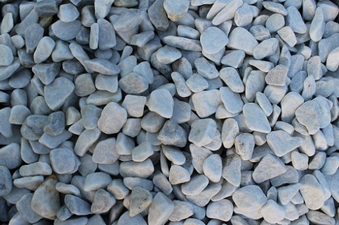 Kamenclub.ru: Мраморная крошка (щебень галтованный белый), фр.20-40 мм.  купить в Казани мрамор белый бежевый молочный мраморный щебень декоративный 17000 руб/т   фото КАМЕНЬ КЛУБ