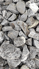 Kamenclub.ru: Щебень галтованный черный (мрамор) фр.40-70 мм.  купить в Казани мрамор черный с белыми прожилками, черный, белый щебень галтованный округлый 13500 руб/т   фото КАМЕНЬ КЛУБ