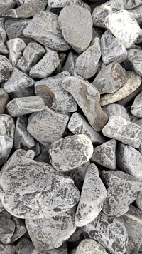 Kamenclub.ru: Щебень галтованный черный (мрамор) фр.40-70 мм.  купить в Казани мрамор черный с белыми прожилками, черный, белый щебень галтованный округлый 13500 руб/т   фото КАМЕНЬ КЛУБ