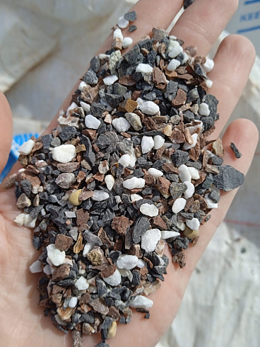 Kamenclub.ru: Мраморная крошка (щебень крошка микс : белый-черный-розовый) фр. 5-10 мм.  купить в Казани мрамор белый, черный, розовый, разноцветный микс декоративная мраморная каменная крошка 12000 руб/т   фото КАМЕНЬ КЛУБ