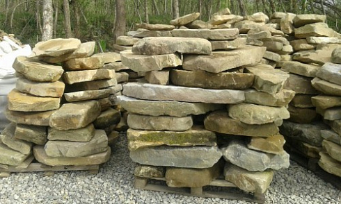 Kamenclub.ru: Песчаник плиты - плахи - пошаговые дорожки (фр. 70-150 мм)  купить в Казани песчаник серый бежевый желтый зеленый колотый песчаник строительный 6500 руб/т   фото КАМЕНЬ КЛУБ