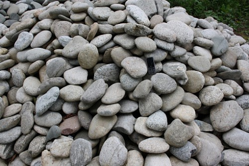 Kamenclub.ru: Галька речная плоская (бело-серая) фр. 100-200-300 мм. купить  в Казани галька речная плоская серый, белый, бело-серый, серо-белый речная галька плоская  9000 руб/т   фото КАМЕНЬ КЛУБ