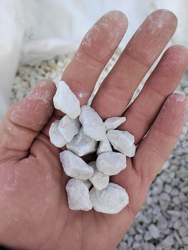 Kamenclub.ru: Мраморная крошка, щебень, цвет-белый, фр. 10-20 мм.  купить в Казани мрамор белый, молочный айвори каменная ландшафтная декоративная крошка шебня 12000 руб/т   фото КАМЕНЬ КЛУБ