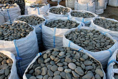 Kamenclub.ru: Галька речная плоская (темно-серая) фр. 100-200-300 мм. купить  в Казани галька речная плоская темно-серый, серый, синий речной галечник плоский 9000 руб/т   фото КАМЕНЬ КЛУБ