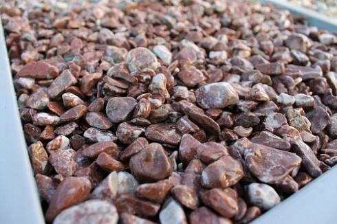 Kamenclub.ru: Мраморная крошка (щебень галтованный розовый) фр.10-20 мм.  купить в Казани мрамор розовый, красный ландшафтный декоративный окатанный округлый щебень 15000 руб/т   фото КАМЕНЬ КЛУБ