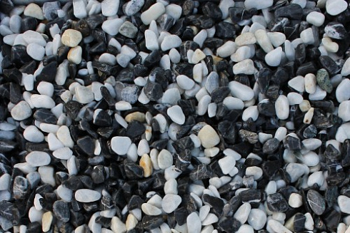 Kamenclub.ru: Мраморная крошка (щебень крошка микс : белый-черный-розовый) фр. 5-10 мм.  купить в Казани мрамор белый, черный, розовый, разноцветный микс декоративная мраморная каменная крошка 12000 руб/т   фото КАМЕНЬ КЛУБ