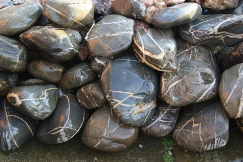 Kamenclub.ru: Валунчик Паутинник фр.100-300 мм  купить в Казани крупный природный камень галечник темно-серый с прожилками белый черный речной валунчик 5000 руб/т   фото КАМЕНЬ КЛУБ