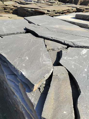 Kamenclub.ru: Песчаник пластушка светло-серый (2,0 см)  купить в Казани плитняк- ластушка светло-серый, серый рваный ландшафтный плитняк колотый 13800 руб/м3   фото КАМЕНЬ КЛУБ