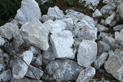 Kamenclub.ru: Мраморизированный известняк фр. 100-500 мм.  купить в Казани известняк серый белый темно-серый сероватый валун природного образования окатанный 10500 руб/т   фото КАМЕНЬ КЛУБ