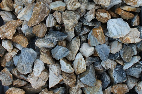 Kamenclub.ru: Мраморная крошка (щебень крошка медовый) фр. 20-40 мм.  купить в Казани мрамор бежевый рыжий желтый ландшафтная мраморная крошка 12000 руб/т   фото КАМЕНЬ КЛУБ