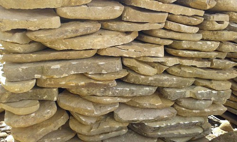 Kamenclub.ru: Песчаник колотый для облицовки (фр. 2-3 см)  купить в Казани песчаник бежевый серый рыжий песчаник строительный 5000 руб/т   фото КАМЕНЬ КЛУБ