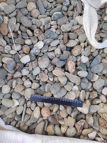 Kamenclub.ru: Галька речная окат (пестрая) фр. 20-40 мм. купить  в Казани галька речная пестрая, серая, серые оттенки галька речная окатанная округлая 5000 руб/т   фото КАМЕНЬ КЛУБ