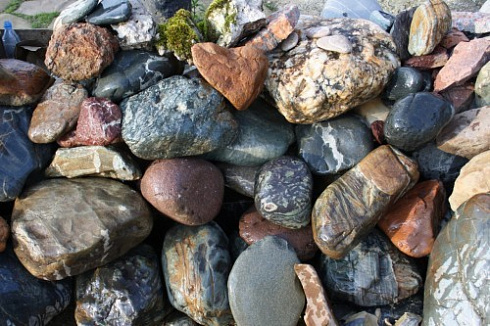 Kamenclub.ru: Ландшафтные валунчики фр.100-500 мм.  купить в Казани крупный природный камень серый, темно-серый, светло-серый речной валун крупный 4800 руб/т   фото КАМЕНЬ КЛУБ