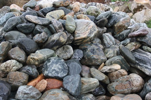 Kamenclub.ru: Ландшафтные валунчики фр.100-500 мм.  купить в Казани крупный природный камень серый, темно-серый, светло-серый речной валун крупный 4800 руб/т   фото КАМЕНЬ КЛУБ