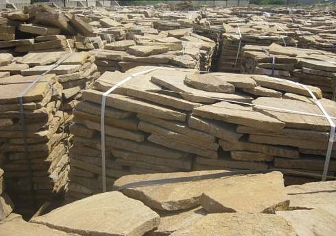 Kamenclub.ru: Песчаник пластушка желтый с рисунком (3 см)  купить в Казани песчаник желтый с рисунком, рыжий, желтый песчаник пластушка ландшафтная рваная 8 500 руб/м3   фото КАМЕНЬ КЛУБ