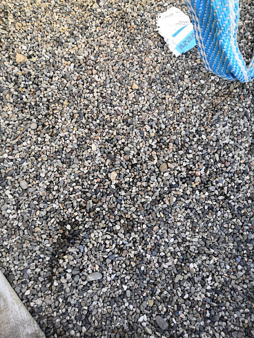 Kamenclub.ru: Галька речная окат (серая) фр.3-5 мм купить  в Казани галька речная серая бежевый темно-серый окатанный речной камень округлый 9500 руб/т   фото КАМЕНЬ КЛУБ