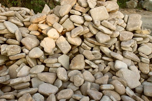 Kamenclub.ru: Песчаник для мощения дорожек, площадок, парковок ( фр 5-10 см)  купить в Казани песчаник  серый желтый коричневый рыжий песчаник оголтованный окатанный 6500 руб/т   фото КАМЕНЬ КЛУБ