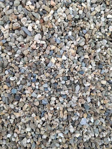 Kamenclub.ru: Галька речная окат (серая) фр.3-5 мм купить  в Казани галька речная серая бежевый темно-серый окатанный речной камень округлый 9500 руб/т   фото КАМЕНЬ КЛУБ