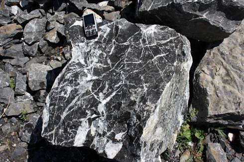 Kamenclub.ru: Черный мрамор скальник фр. 1000-1500 мм.  купить в Казани мрамор черный белый серый крупный колотый валун ландшафтный 9000 руб/т   фото КАМЕНЬ КЛУБ