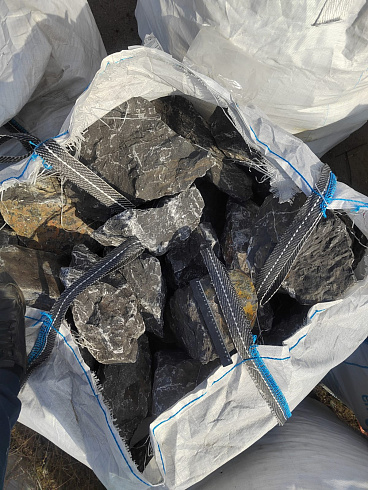 Kamenclub.ru: Черный мрамор скальник фр. 100-500 мм.  купить в Казани мрамор черный белый серый крупный колотый валун ландшафтный 8500 руб/т   фото КАМЕНЬ КЛУБ