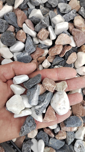 Kamenclub.ru: Мраморная крошка (щебень галтованный микс:белый-зеленый-розовый) фр.20-40 мм.  купить в Казани мрамор белый, зеленый, розовый мрамор декоративный (галтовка) 15500 руб/т   фото КАМЕНЬ КЛУБ