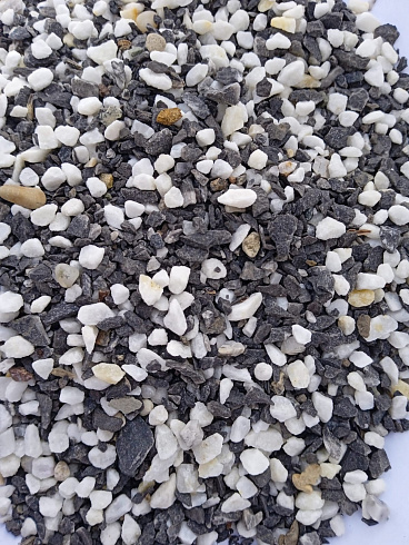 Kamenclub.ru: Мраморная крошка (щебень галтованный микс:: белый-черный) фр.5-10 мм  купить в Казани мрамор белый, черный, молочный, серый галтовка мраморная окатанная декоративная ландшафтная 15500 руб/т   фото КАМЕНЬ КЛУБ