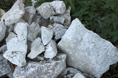 Kamenclub.ru: Мраморизированный известняк фр. 100-500 мм.  купить в Казани известняк серый белый темно-серый сероватый валун природного образования окатанный 10500 руб/т   фото КАМЕНЬ КЛУБ