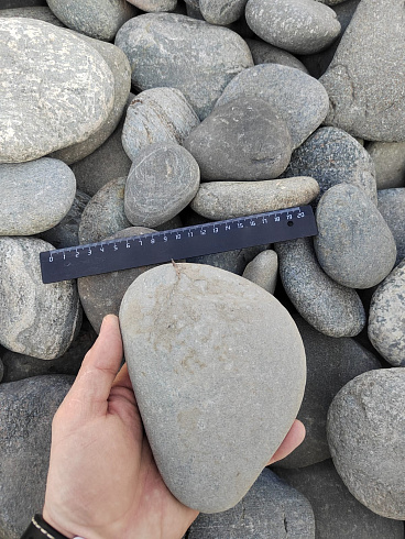 Kamenclub.ru: Галька речная плоская (серо-белая) фр. 70-120 мм. купить  в Казани галька галечник речной серый, белый окатанная плоская  природная галька 9000 руб/т   фото КАМЕНЬ КЛУБ