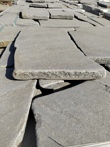 Kamenclub.ru: Песчаник пластушка светло-серый (4,0 - 6,0 см)  купить в Казани плитняк - пластушка светло-серый песчаник 12600 руб/м3   фото КАМЕНЬ КЛУБ