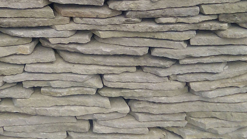 Kamenclub.ru: Песчаник пластушка светло-серый (3,0 см)  купить в Казани песчаник светло-серый, серый песчаник рваный ландшафтный колотый 13800 руб/м3   фото КАМЕНЬ КЛУБ