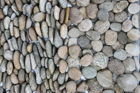 Kamenclub.ru: Галька речная плоская (серо-белая) фр. 70-120 мм. купить  в Казани галька галечник речной серый, белый окатанная плоская  природная галька 9000 руб/т   фото КАМЕНЬ КЛУБ