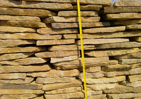 Kamenclub.ru: Песчаник пластушка желтый с разводом под дерево (2 см)  купить в Казани плитняк желтый с разводами, желтый, рыжий, серый песчаник пластушка рваная ландшафтная 11 000 руб/м3   фото КАМЕНЬ КЛУБ