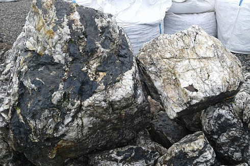 Kamenclub.ru: Черный гранит - кварцит фр. 100-500 мм.  купить в Казани мрамор гранит черный с белыми прожилками, серый, белый валун скальный колотый 7000 руб/т   фото КАМЕНЬ КЛУБ