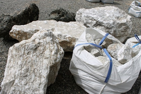 Kamenclub.ru: Мраморизированный известняк фр. 100-500 мм.  купить в Казани известняк серый белый темно-серый сероватый валун природного образования окатанный 10500 руб/т   фото КАМЕНЬ КЛУБ