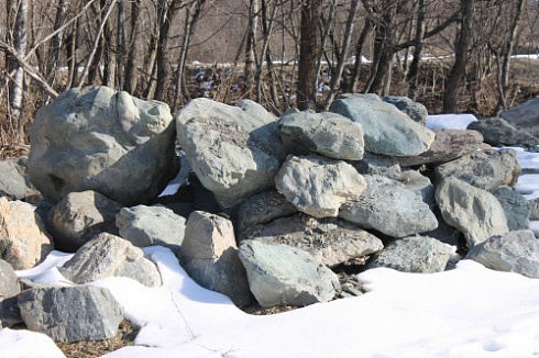 Kamenclub.ru: Гранит скальник (серо-зеленый) фр. 500-1500 мм.  купить в Казани гранит мрамор  серый зеленый темно-серый глыба скальная колотая ландшафтная 7 500 руб/т   фото КАМЕНЬ КЛУБ