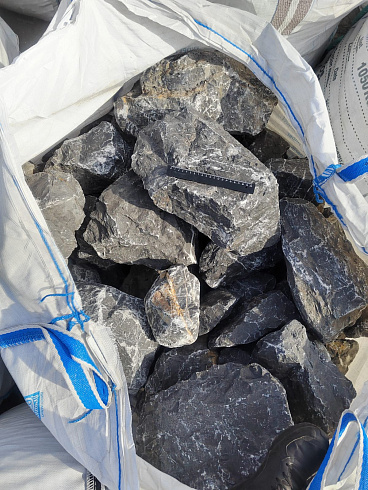 Kamenclub.ru: Черный мрамор скальник фр. 100-500 мм.  купить в Казани мрамор черный белый серый крупный колотый валун ландшафтный 8500 руб/т   фото КАМЕНЬ КЛУБ