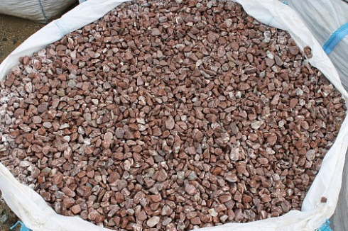 Kamenclub.ru: Мраморная крошка (щебень галтованный розовый) фр.10-20 мм.  купить в Казани мрамор розовый, красный ландшафтный декоративный окатанный округлый щебень 15000 руб/т   фото КАМЕНЬ КЛУБ