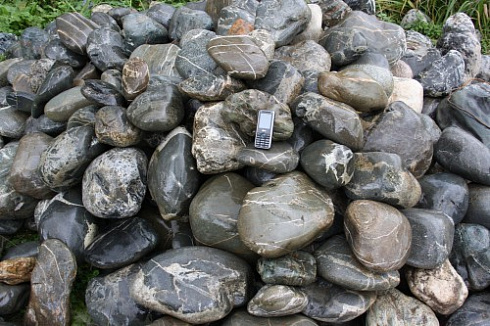 Kamenclub.ru: Валунчик Паутинник фр.100-300 мм  купить в Казани крупный природный камень галечник темно-серый с прожилками белый черный речной валунчик 5000 руб/т   фото КАМЕНЬ КЛУБ