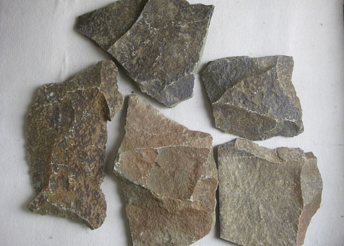 Kamenclub.ru: Песчаник пластушка "фонтанка" серо-зеленая (3,0-5,0 см)  купить в Казани песчаник серо-зеленая колотые плитки облицовочные пластушки 11400 руб/м3   фото КАМЕНЬ КЛУБ