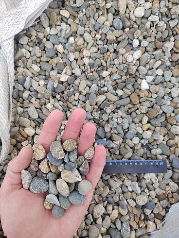 Kamenclub.ru: Галька речная окат (серая) фр.10-20 мм купить  в Казани галька речная серая, серый, темно-серый, светло-серый, коричневый ландшафтная декоративная речная окатанная округлая галька 5000 руб/т   фото КАМЕНЬ КЛУБ