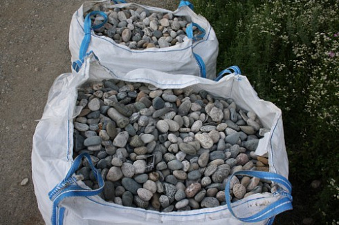 Kamenclub.ru: Галька речная окат (ассорти) фр. 50-100 мм. купить  в Казани галька природная округлая серая белая черная серая коричневая синяя галька речная окатанная округлая 6200 руб/т   фото КАМЕНЬ КЛУБ