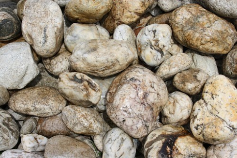 Kamenclub.ru: Кварцевый валунчик фр.100-300 мм.  купить в Казани кварц белый, бежевый молочный рыжий крупный природный камень галечник 7850 руб/т   фото КАМЕНЬ КЛУБ