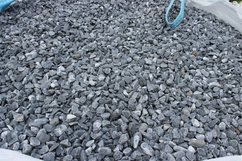 Kamenclub.ru: Щебень галтованный черный (мрамор) фр.10-20 мм.  купить в Казани мрамор черный с белыми прожилками, черный, белый окатанный округлый ландшафтный декоративный щебень 15000 руб/т   фото КАМЕНЬ КЛУБ