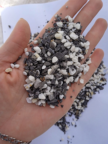 Kamenclub.ru: Мраморная крошка (щебень крошка микс : белый-черный-розовый) фр. 3-5 мм.  купить в Казани мрамор белый, черный, розовый, разноцветный мраморная каменная крошка декорвтивная 12000 руб/т   фото КАМЕНЬ КЛУБ