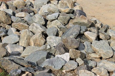 Kamenclub.ru: Гранит скальник (серо-зеленый) фр. 100-500 мм.  купить в Казани гранит зеленый, серый, салатовый крупный ландшафтный валун 6 000 руб/т   фото КАМЕНЬ КЛУБ