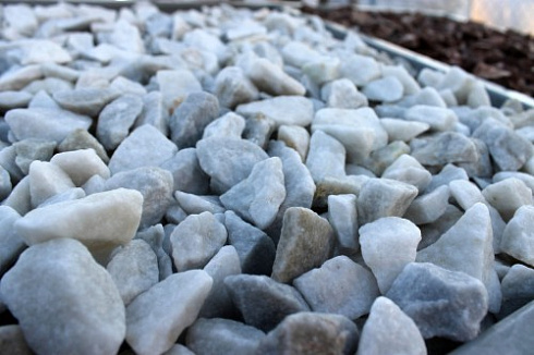 Kamenclub.ru: Мраморная крошка, щебень, цвет-белый,  фр. 20-40 мм.  купить в Казани мрамор белый молочный слоновая кость айвори  мраморная крошка ландшафтная 12000 руб/т   фото КАМЕНЬ КЛУБ