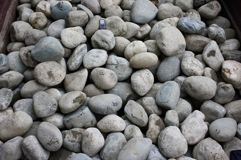 Kamenclub.ru: Темно-серый валунчик фр.100-300 мм.  купить в Казани крупный природный камень серый, темно-серый, светло-серый речная галька большого размера окатанная 4500 руб/т   фото КАМЕНЬ КЛУБ