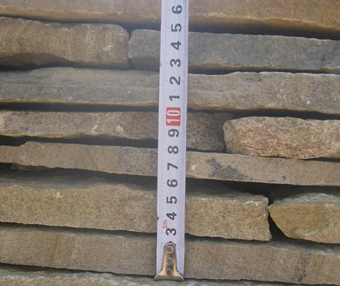 Kamenclub.ru: Песчаник пластушка желтый с разводом под дерево (2 см)  купить в Казани плитняк желтый с разводами, желтый, рыжий, серый песчаник пластушка рваная ландшафтная 11 000 руб/м3   фото КАМЕНЬ КЛУБ