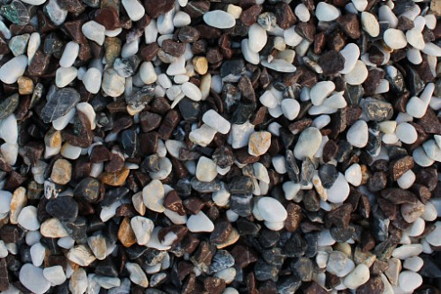 Kamenclub.ru: Мраморная крошка (щебень галтованный микс:белый-черный-розовый) фр.40-70 мм.  купить в Казани мрамор белый, черный розовый декоративный щебень галтованный 15500 руб/т   фото КАМЕНЬ КЛУБ